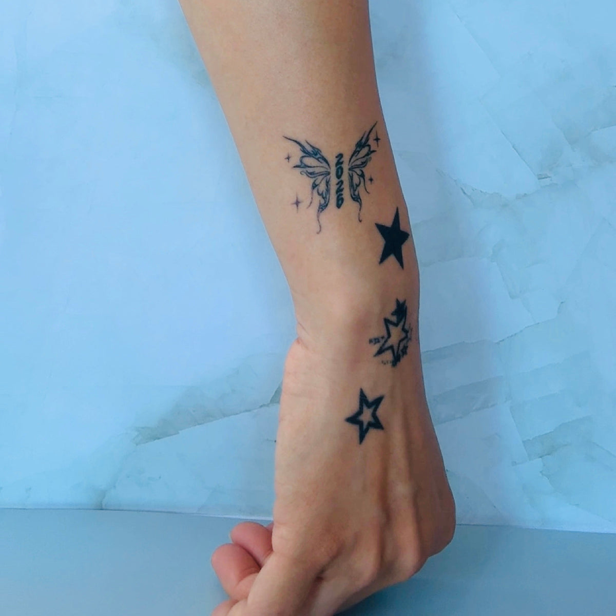 back to school tattoo Real tattoo look temporary tattoo featuring butterfly wings and the number 2026 on the forearm. Graduation-inspired design for Class of 2026, symbolizing growth, achievement, and a new beginning. ✨🎓